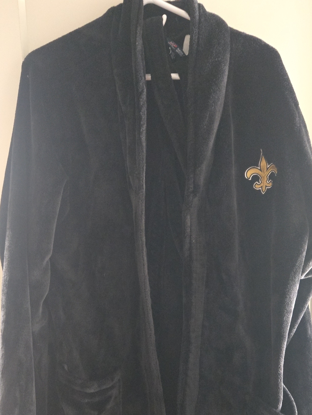 Size L/XL New Orleans Saints Black Plush Robe with Gold Fleur-de-lis Patch